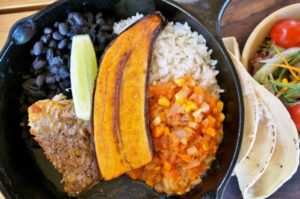 Casado: Nationalgericht mit Reis, Kochbananen und Bohnen in Costa Rica