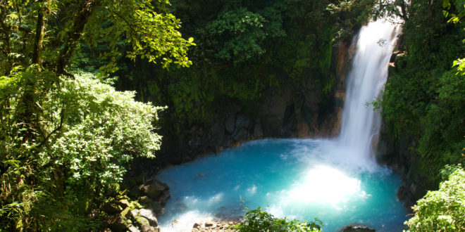 Rio Celeste Wasserfall in Costa Rica im Vulkan Tenorio Nationalpark