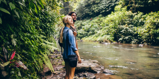 Touristenpaar in Costa Ricas Dschungel am Fluss