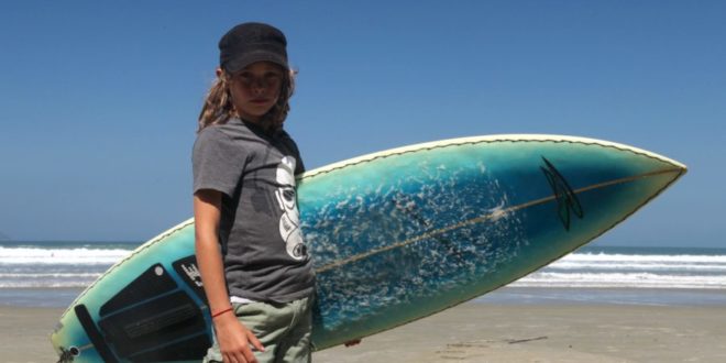 Junger Surfer am Strand von Costa Rica