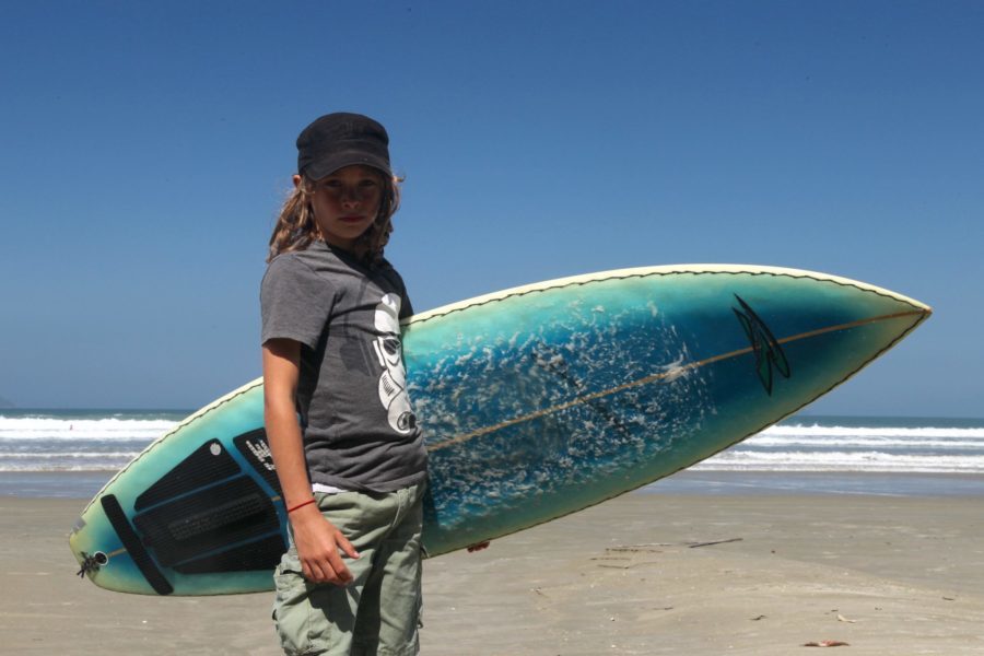 Junger Surfer am Strand von Costa Rica